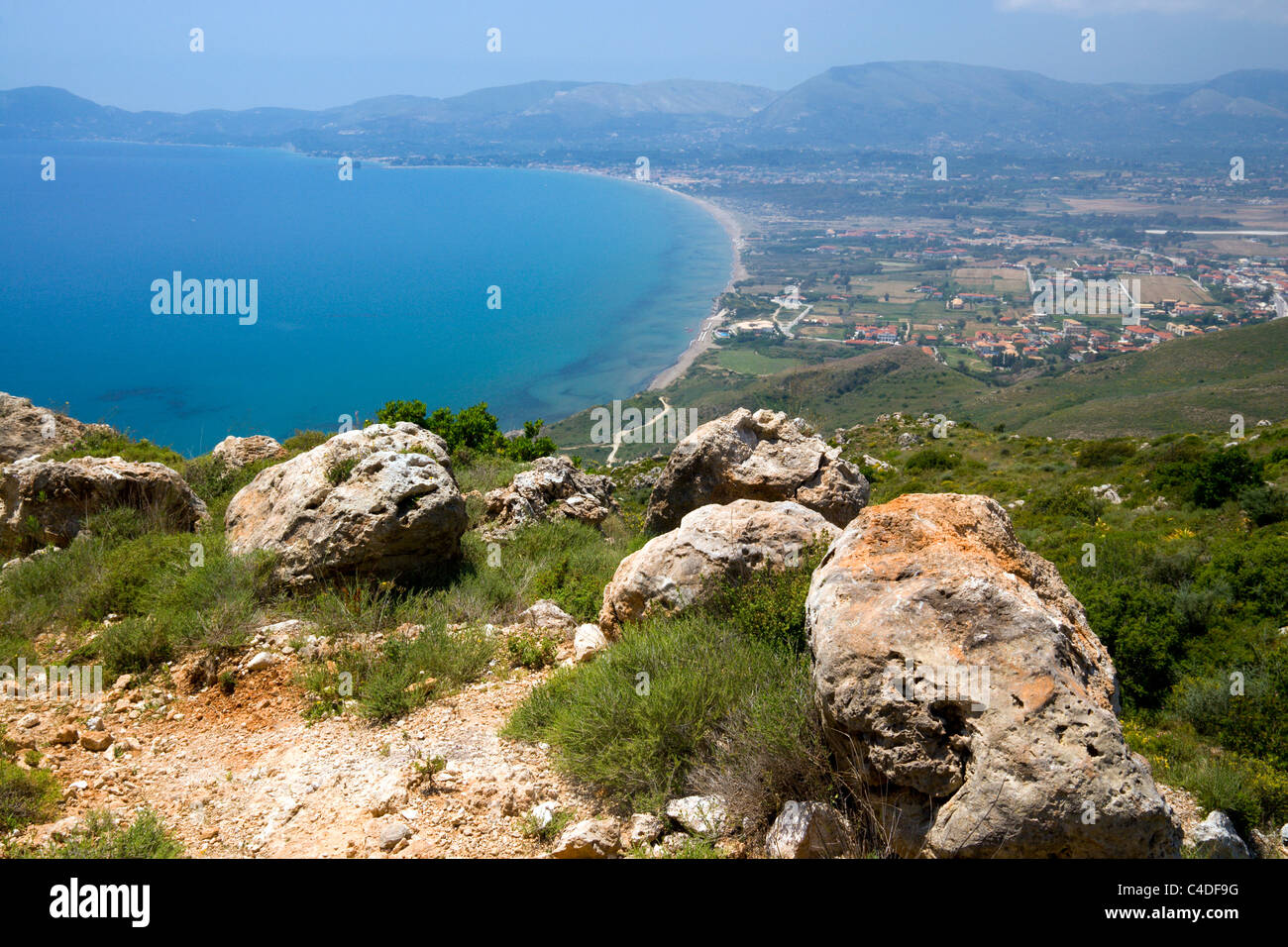 La baie de Laganas à partir de la route menant au mont skopos, Kalamaki, zante/zakynthos, îles Ioniennes, Grèce. Banque D'Images