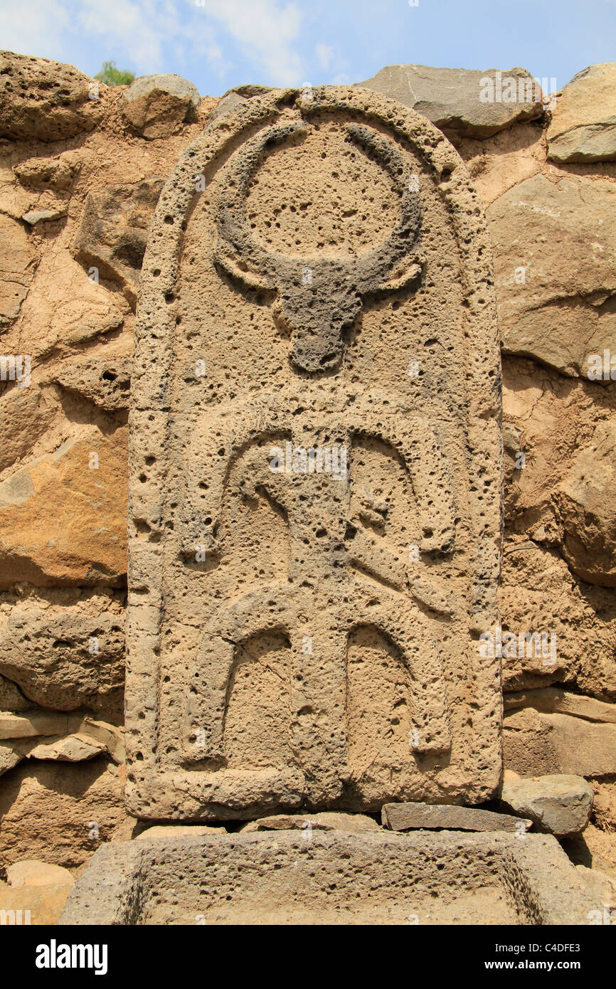 Israël, la Mer de Galilée, une stèle montrant un dieu à tête de taureau sur Bamah aux portes de la ville antique de Bethsaïde, à l'âge de fer Banque D'Images