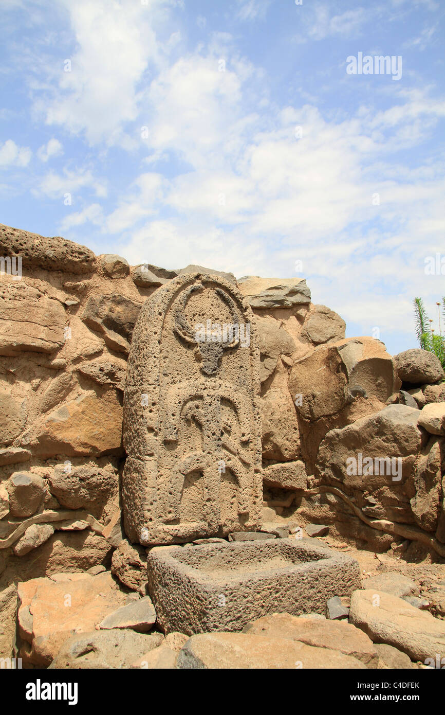 Israël, la Mer de Galilée, une stèle montrant un dieu à tête de taureau sur Bamah aux portes de la ville antique de Bethsaïde, à l'âge de fer Banque D'Images