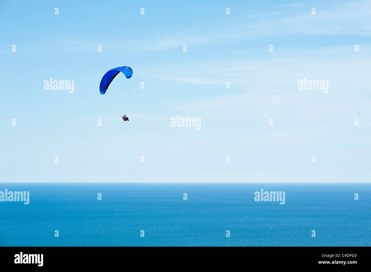 Parapentes profitant de leur passe-temps sur une journée ensoleillée Banque D'Images