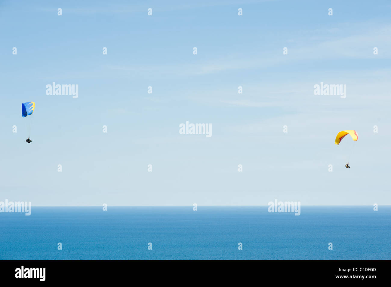 Parapentes profitant de leur passe-temps sur une journée ensoleillée Banque D'Images