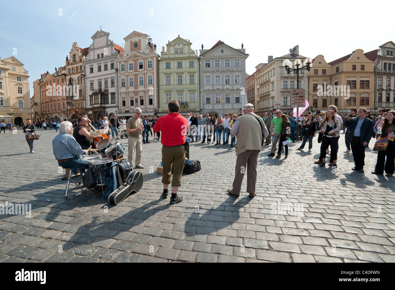 Sur fond de vieux édifices gothiques, des musiciens de rue de divertir la foule sur la place de la Vieille Ville, Prague Banque D'Images