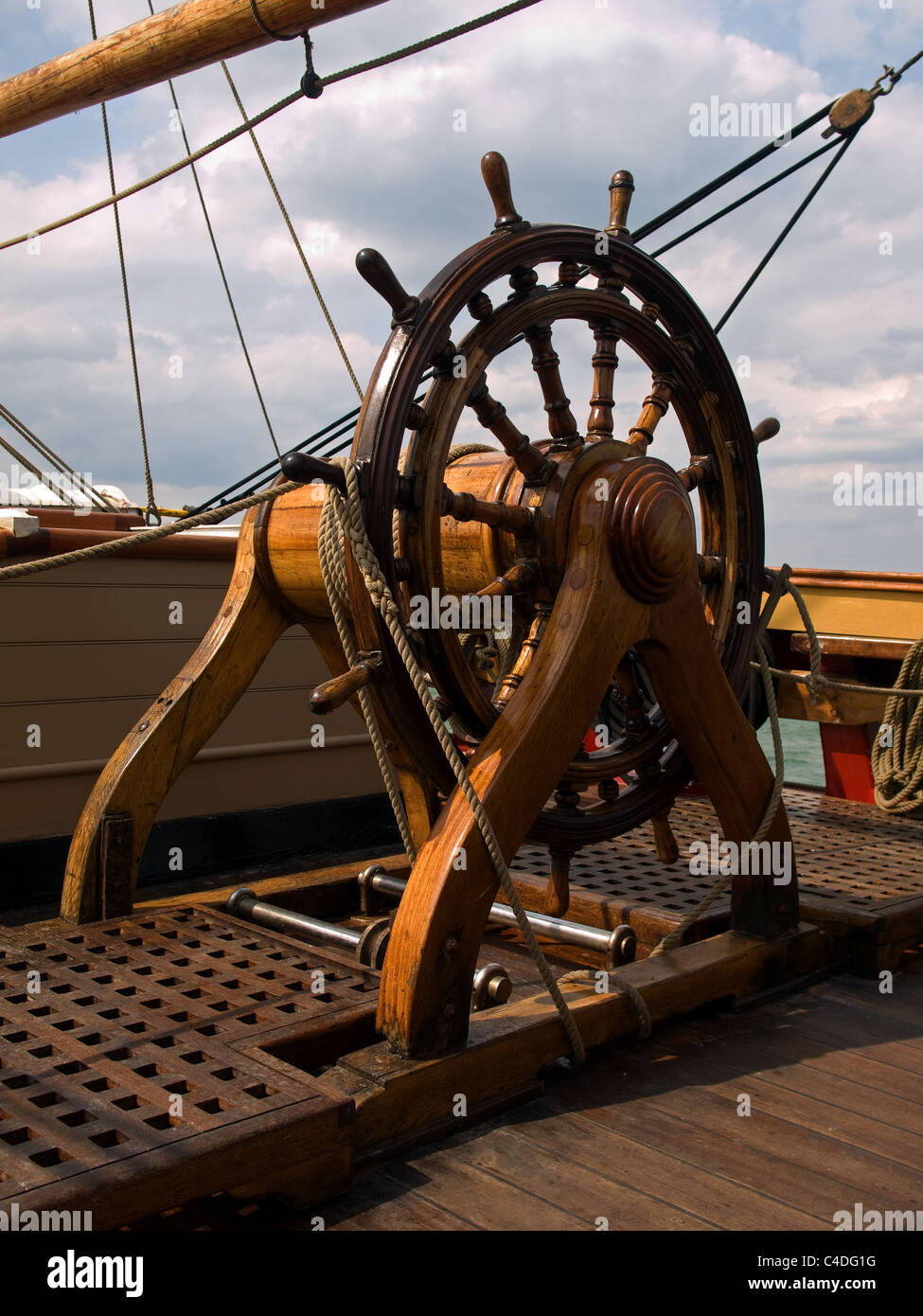 La roue du navire de la réplique de la Bounty accosté à Cowes, île de Wight, Angleterre, Royaume-Uni Banque D'Images