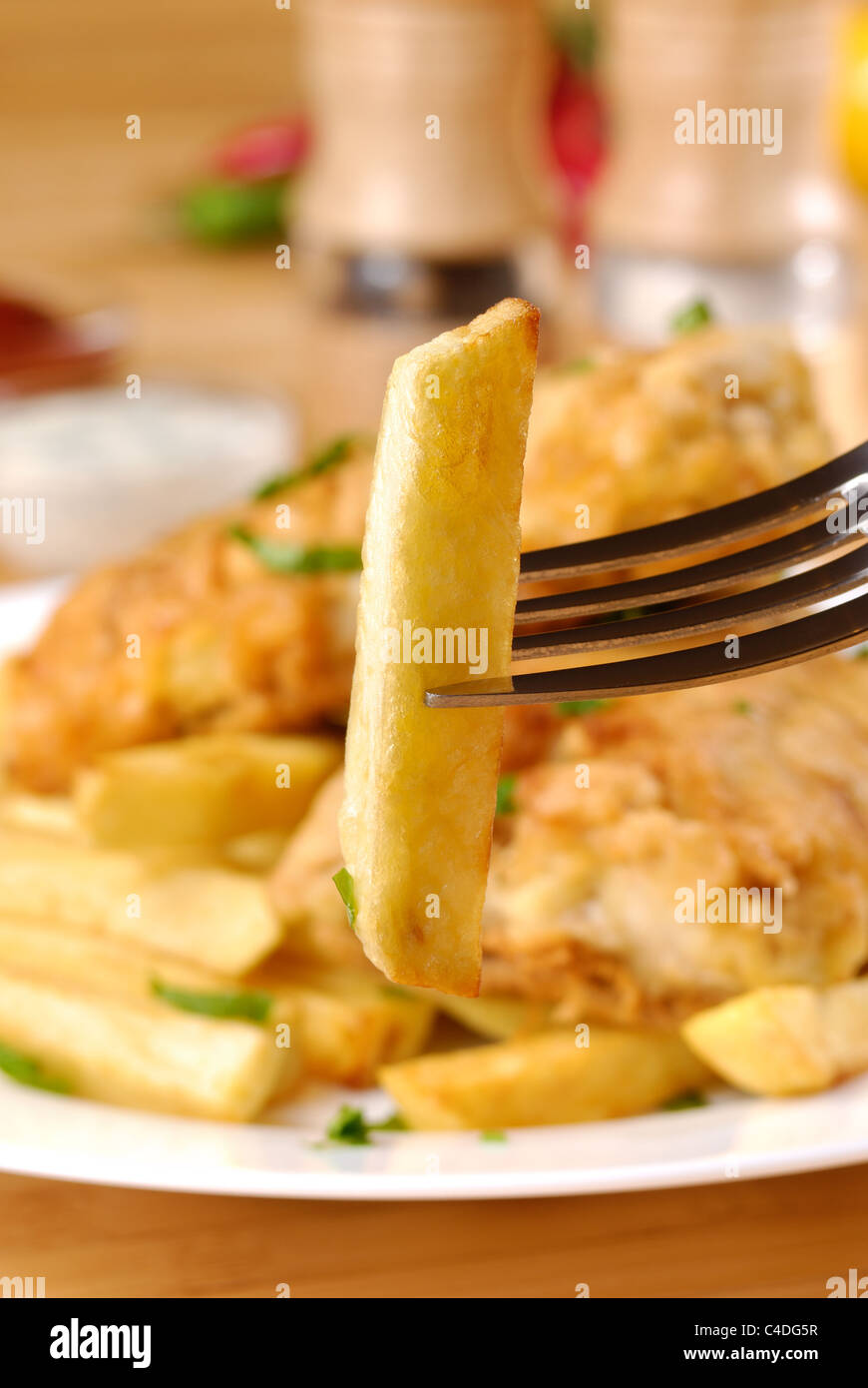 Frites, poisson, Mayo et épices Banque D'Images