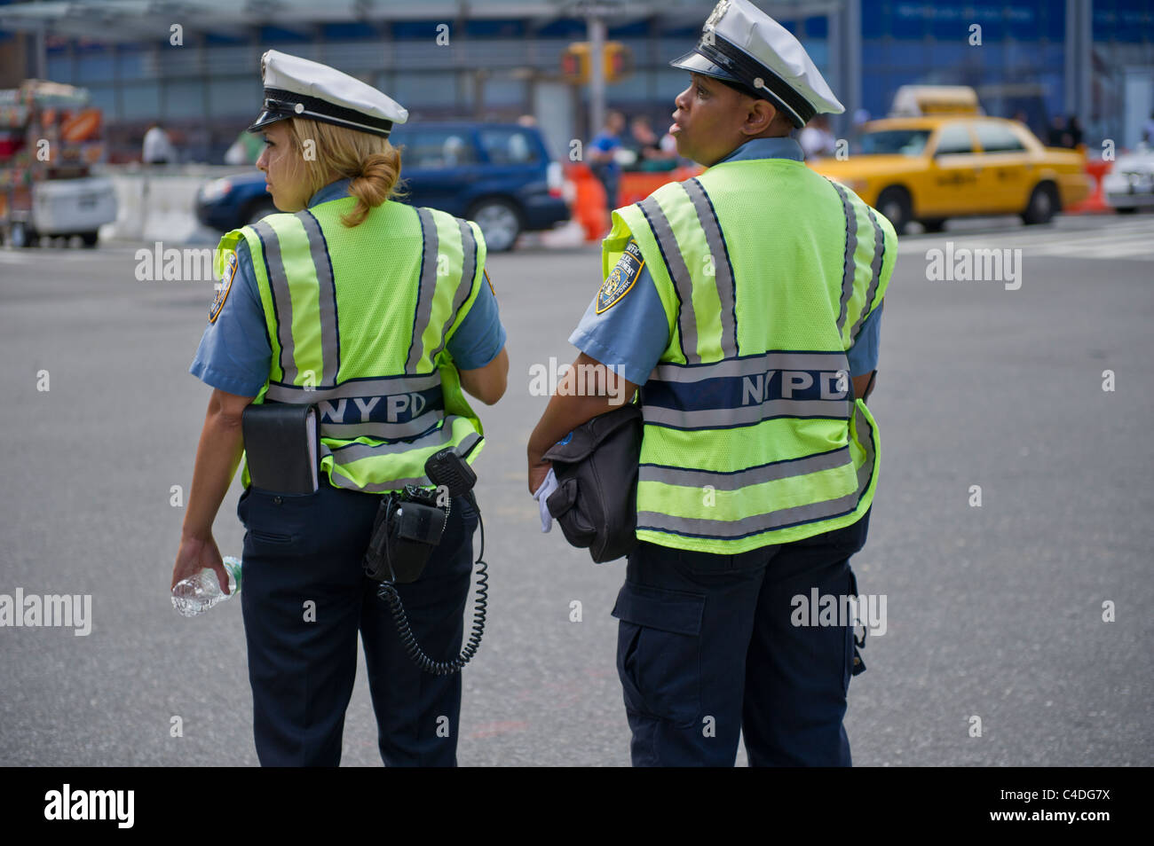 New York City agents de police de la circulation sur les devoirs, la ville de New York, Manhattan, Etats-Unis. Banque D'Images