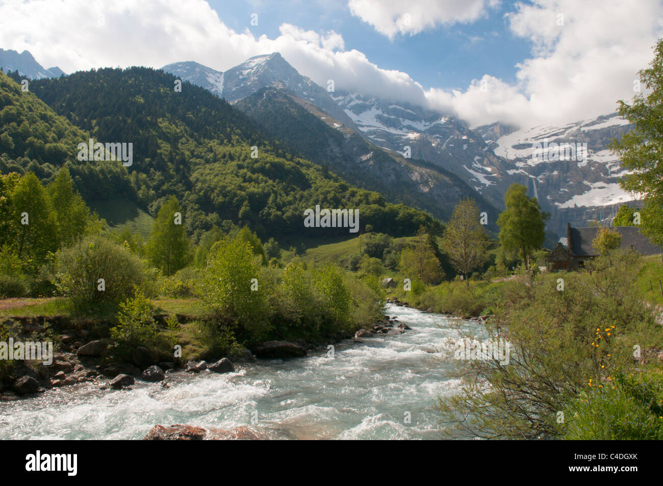 Vue vers le Cirque de Gavarnie Gavarnie et la rivière. Parc National des Pyrénées, les Pyrénées, France. De juin. Banque D'Images