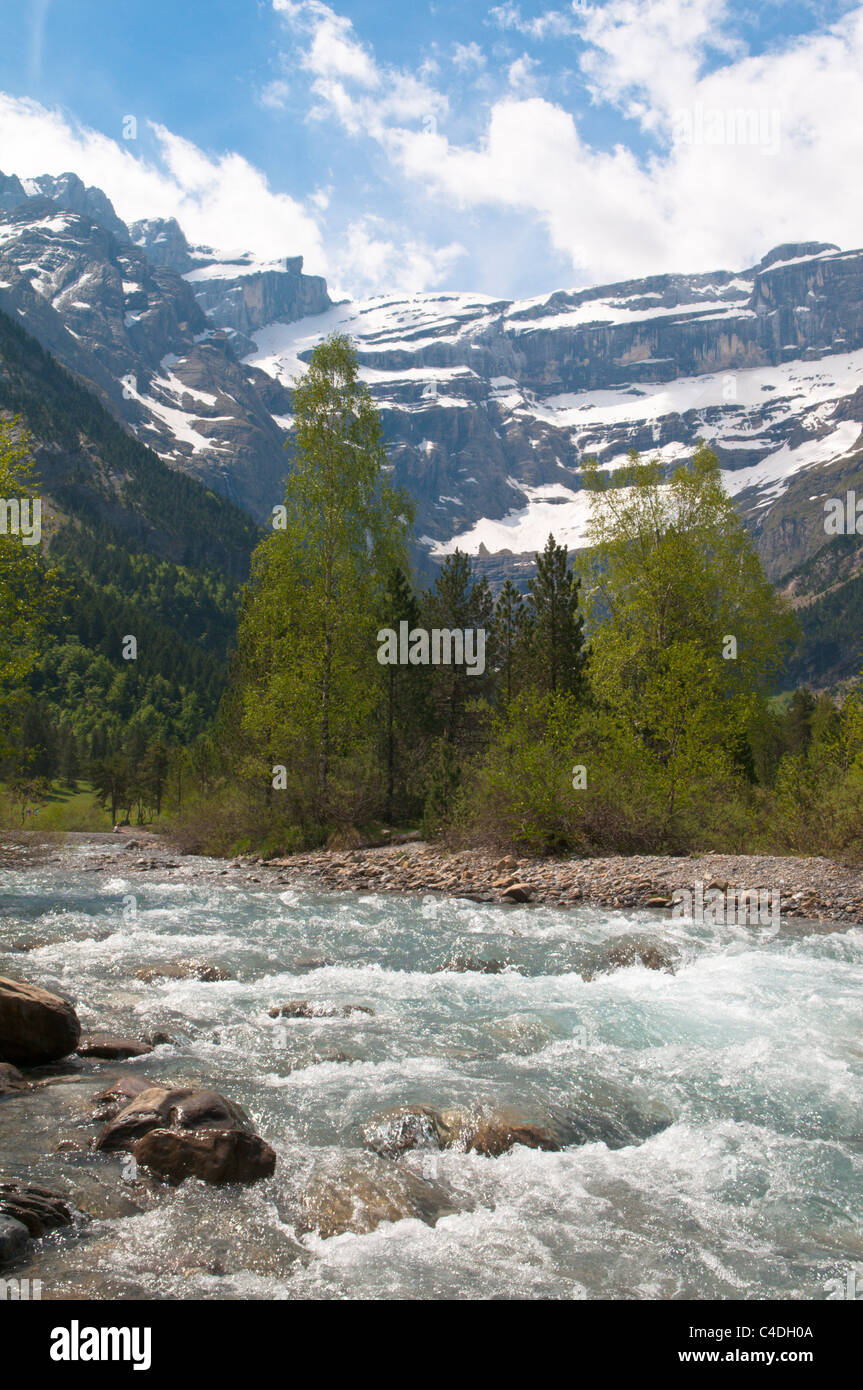 Vue vers le Cirque de Gavarnie Gavarnie et la rivière. Parc National des Pyrénées, les Pyrénées, France. De juin. Banque D'Images