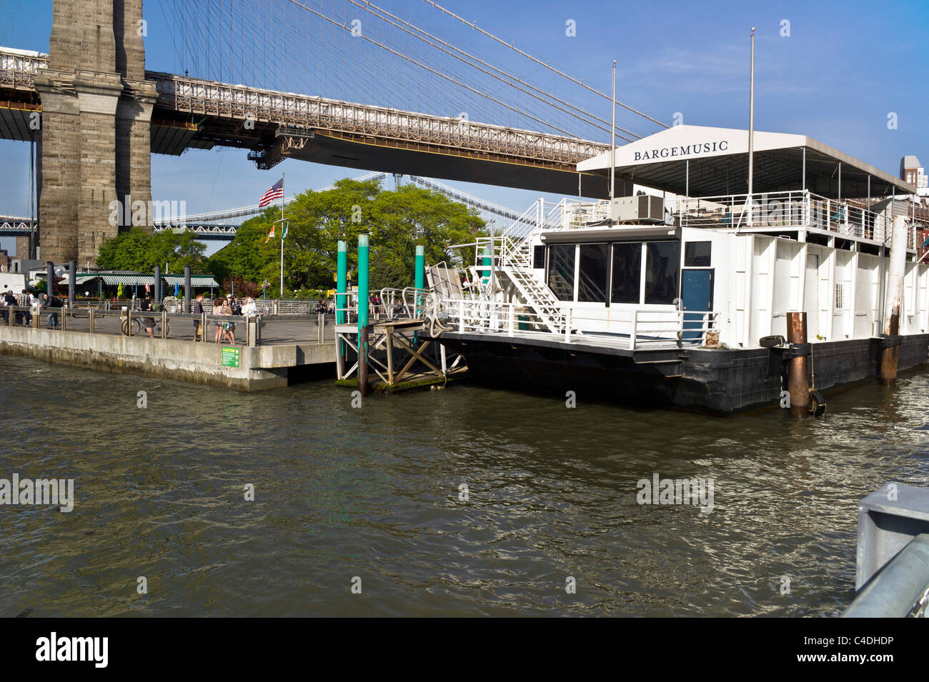 Bargemusic la musique classique ancienne barge amarrée au café Fulton Ferry Landing en regard de l'article pont de Brooklyn en réparation Banque D'Images