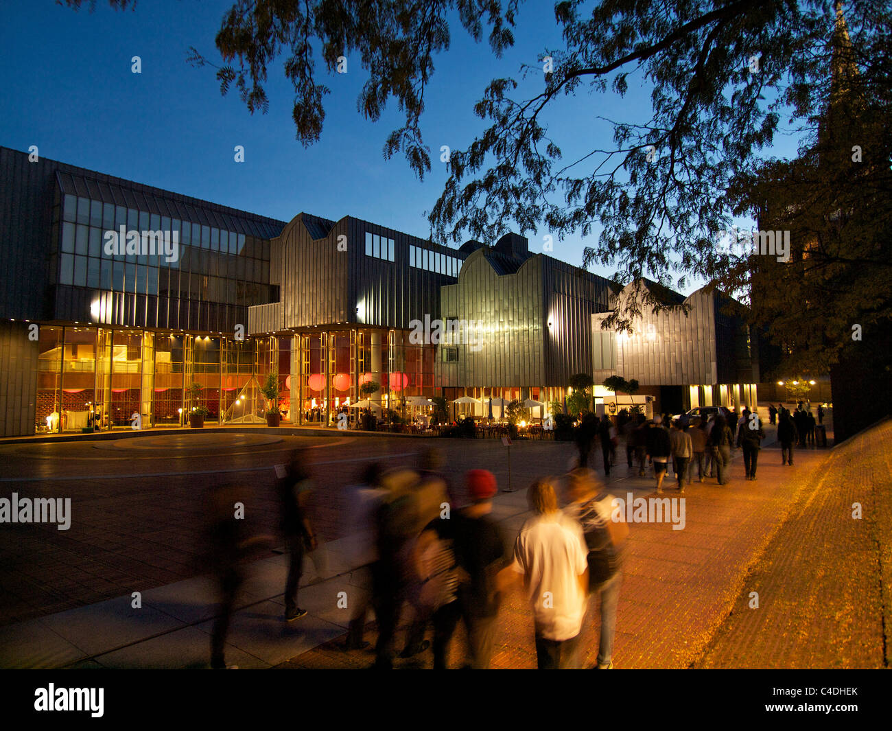 Musée Ludwig à Cologne la nuit, des personnes qui se passé. NRW, Allemagne Banque D'Images