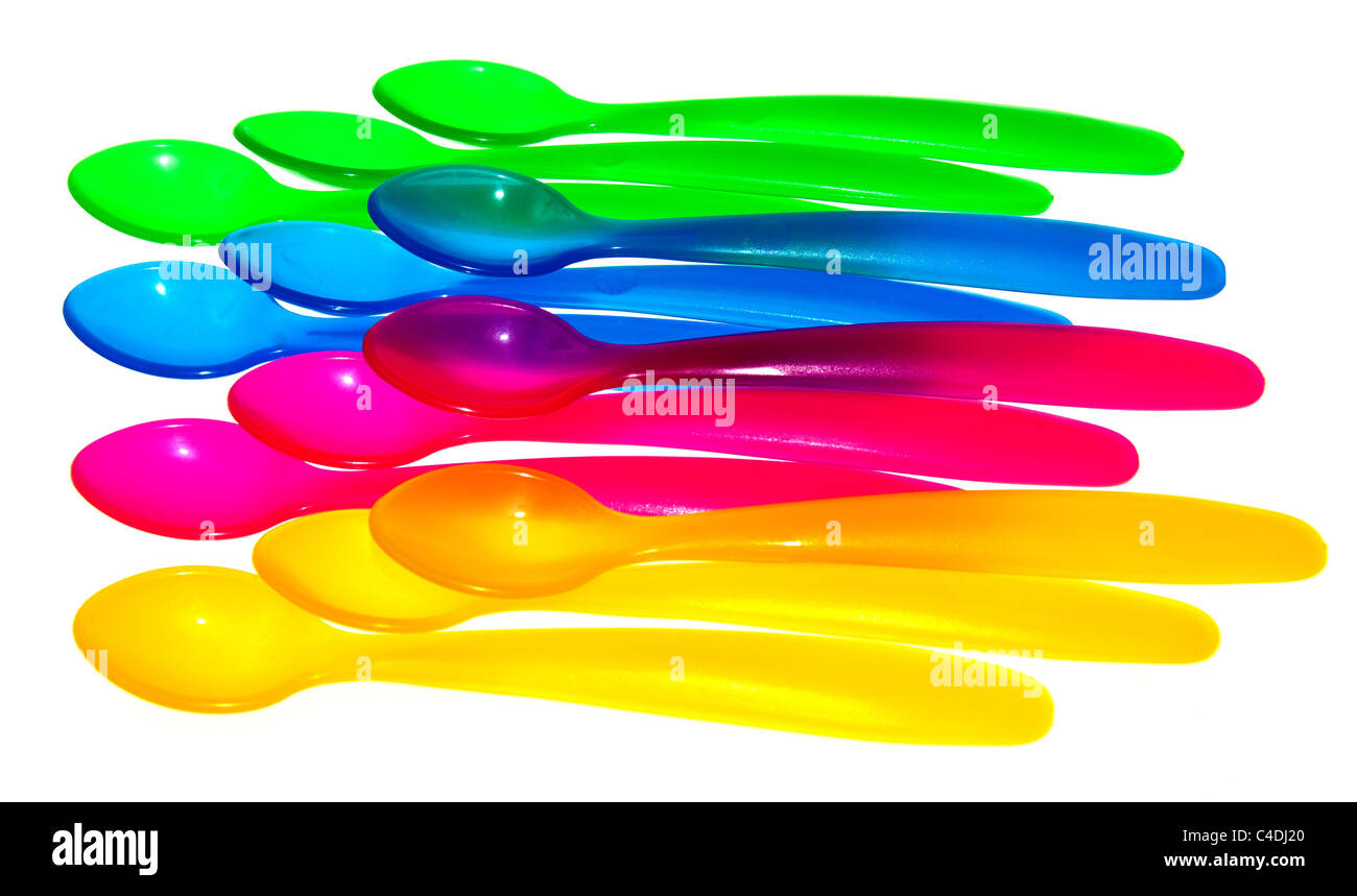Douze cuillères colorées sur un fond blanc Banque D'Images