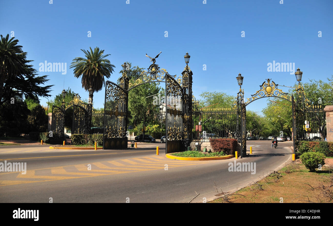 Ciel bleu (vue de l'intérieur du parc) de black metal Portes d'entrée principale d'ornement, parc General San Martin, Mendoza, Argentine Banque D'Images