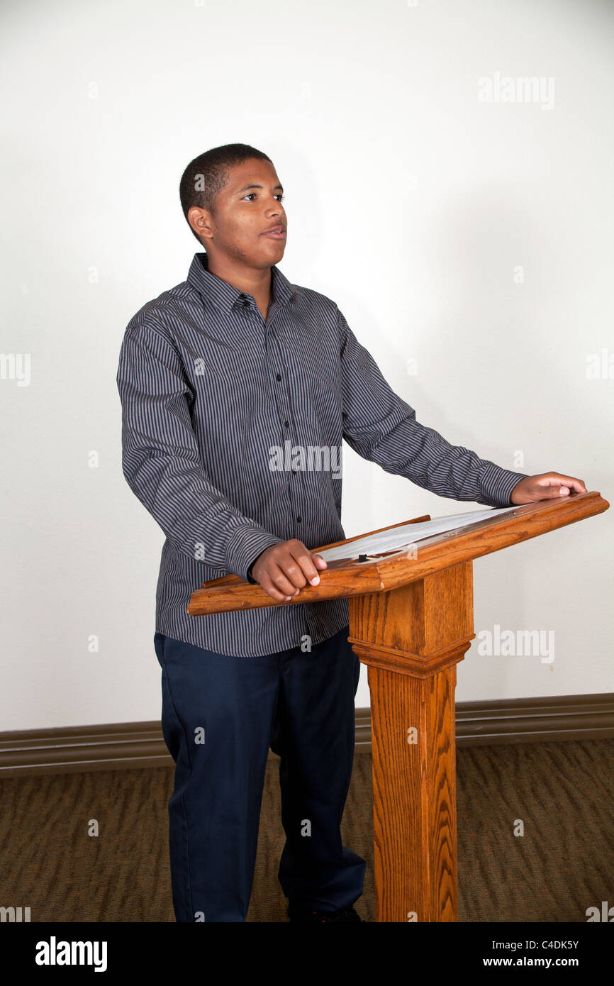 13-17 ans ans garçon ado Afro-américains s'exprimant à l'auditoire. M. © Myrleen Pearson Banque D'Images