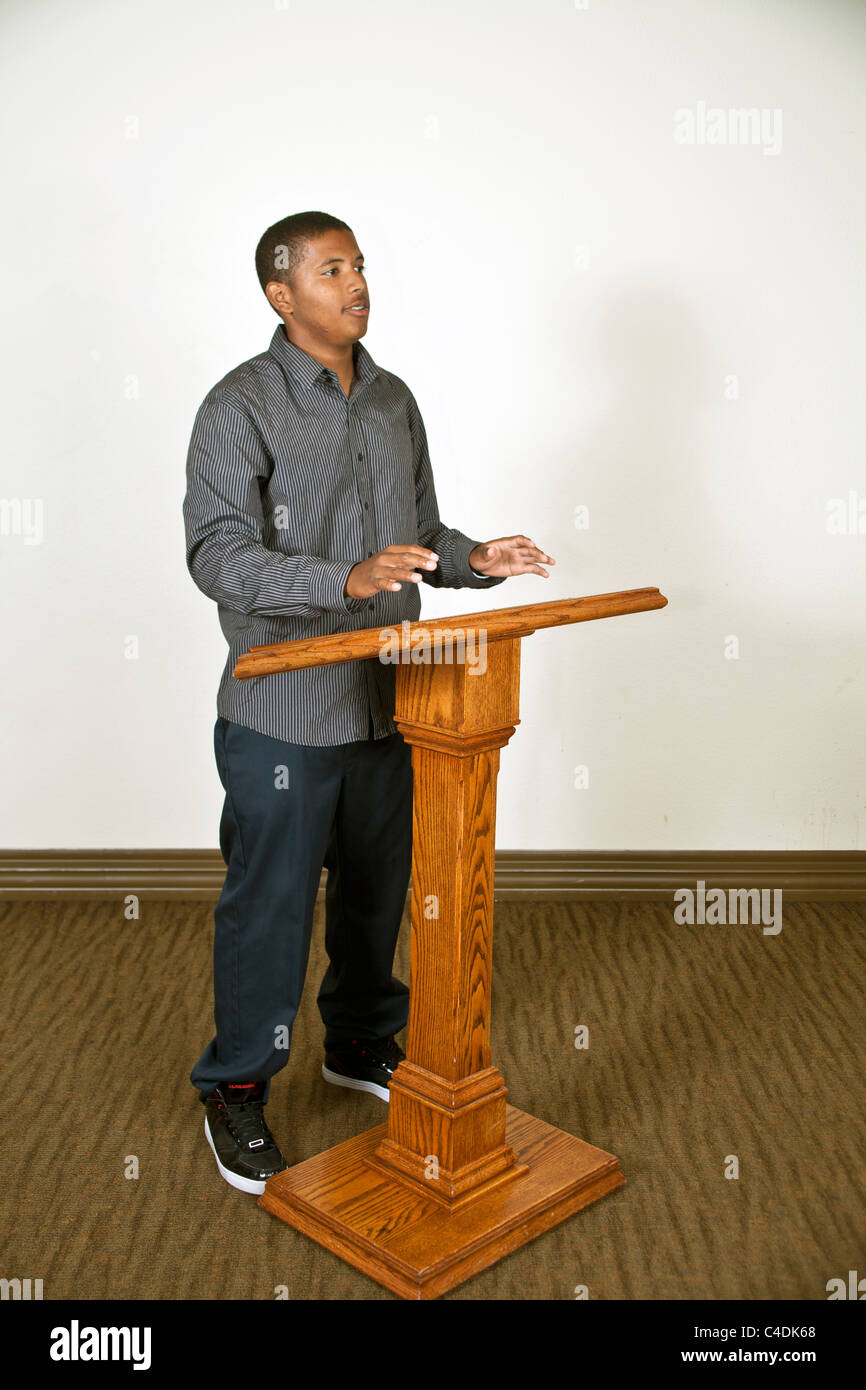 Adolescent afro-américain de minorités ethniques parlant à l'auditoire. M. © Myrleen Pearson Banque D'Images