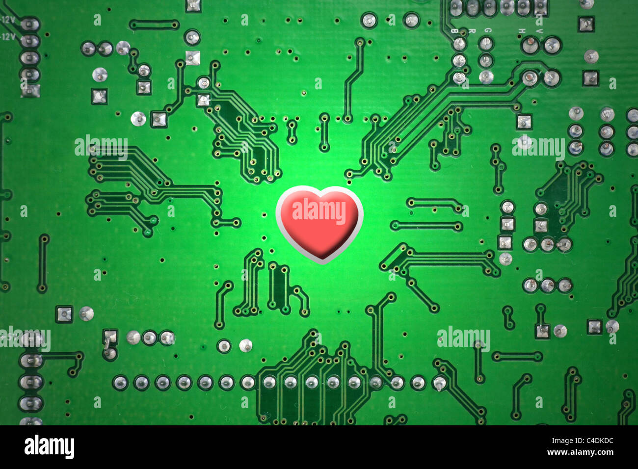 Coeur rouge et la carte de circuits imprimés, l'amour en ligne concept, Close up Banque D'Images