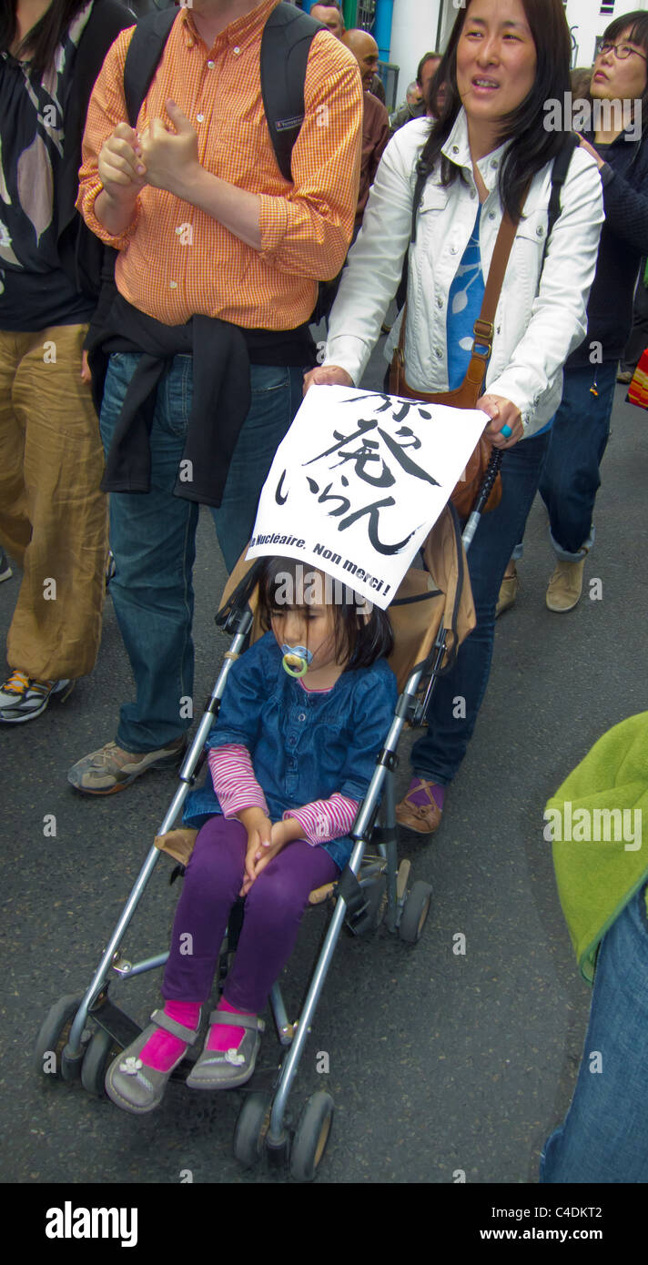 Paris, France, Français manifestation contre l'énergie nucléaire, la femme japonaise marchant dans la rue, avec Baby Carriage Banque D'Images