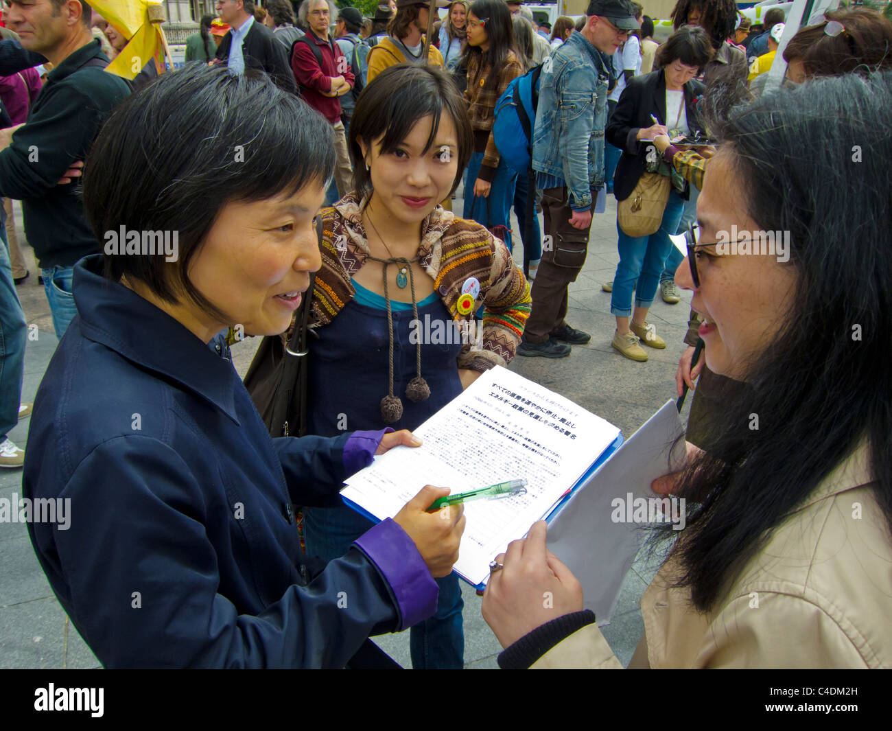 Paris, France, manifestation de rue contre l'énergie nucléaire, femmes japonaises obtenant des signatures pour pétition, travail bénévole d'ONG, manifestation sur l'énergie nucléaire, travail bénévole des femmes politiques, migrants japonais Banque D'Images