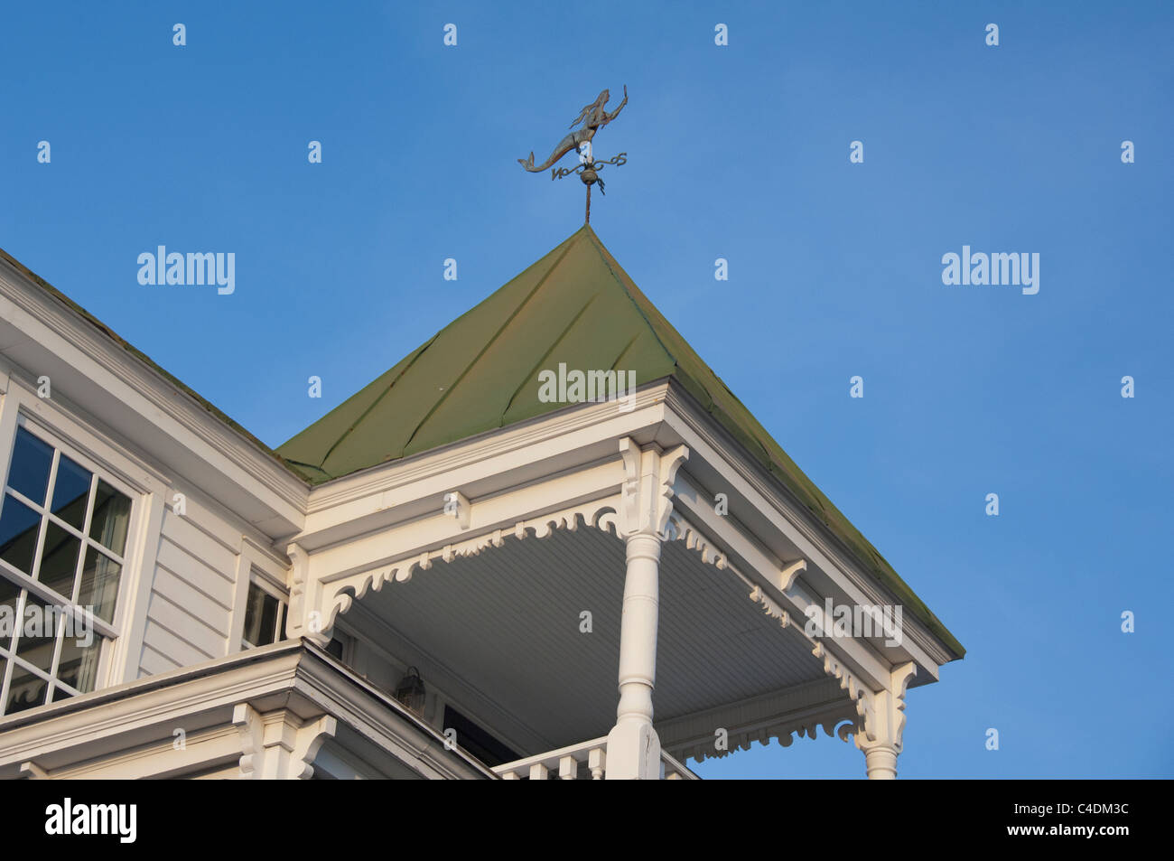 Caroline du Nord, de la mer de Beaufort. Carteret historique bâtiment de l'Académie, ch. 1842, avec sirène girouette. Banque D'Images