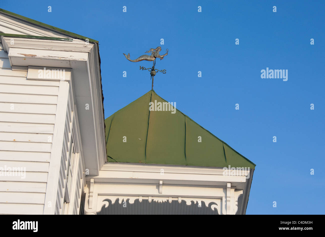 Caroline du Nord, de la mer de Beaufort. Carteret historique bâtiment de l'Académie, ch. 1842, avec sirène girouette. Banque D'Images