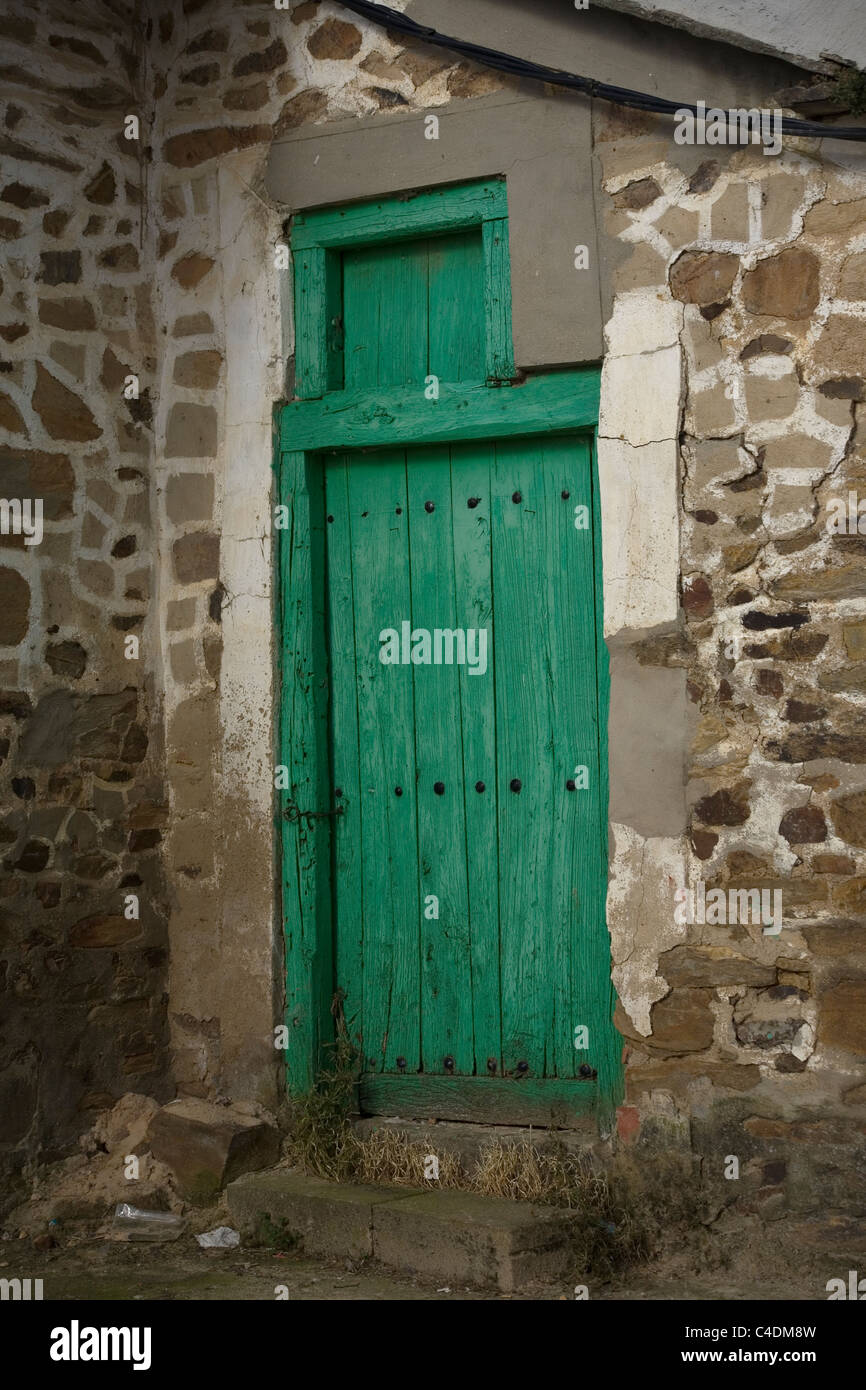 Porte Verte dans une maison de Santa Catalina de Somoza petit village dans le chemin qui mène à Santiago de Compostela, Espagne Banque D'Images