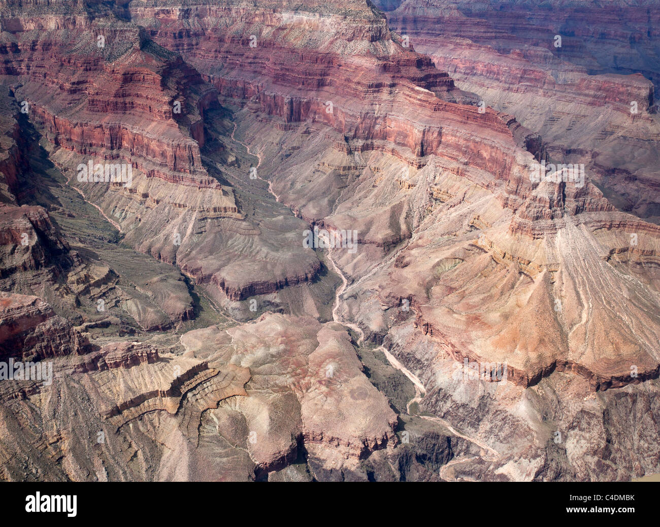 Vue aérienne grand canyon arizona usa montrant les strates et la géologie et des couleurs dans les couches de roche Banque D'Images