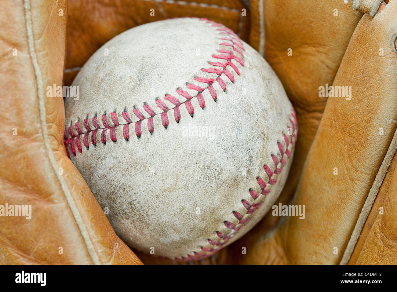 Un vieux portés dans un gant de baseball baseball Banque D'Images