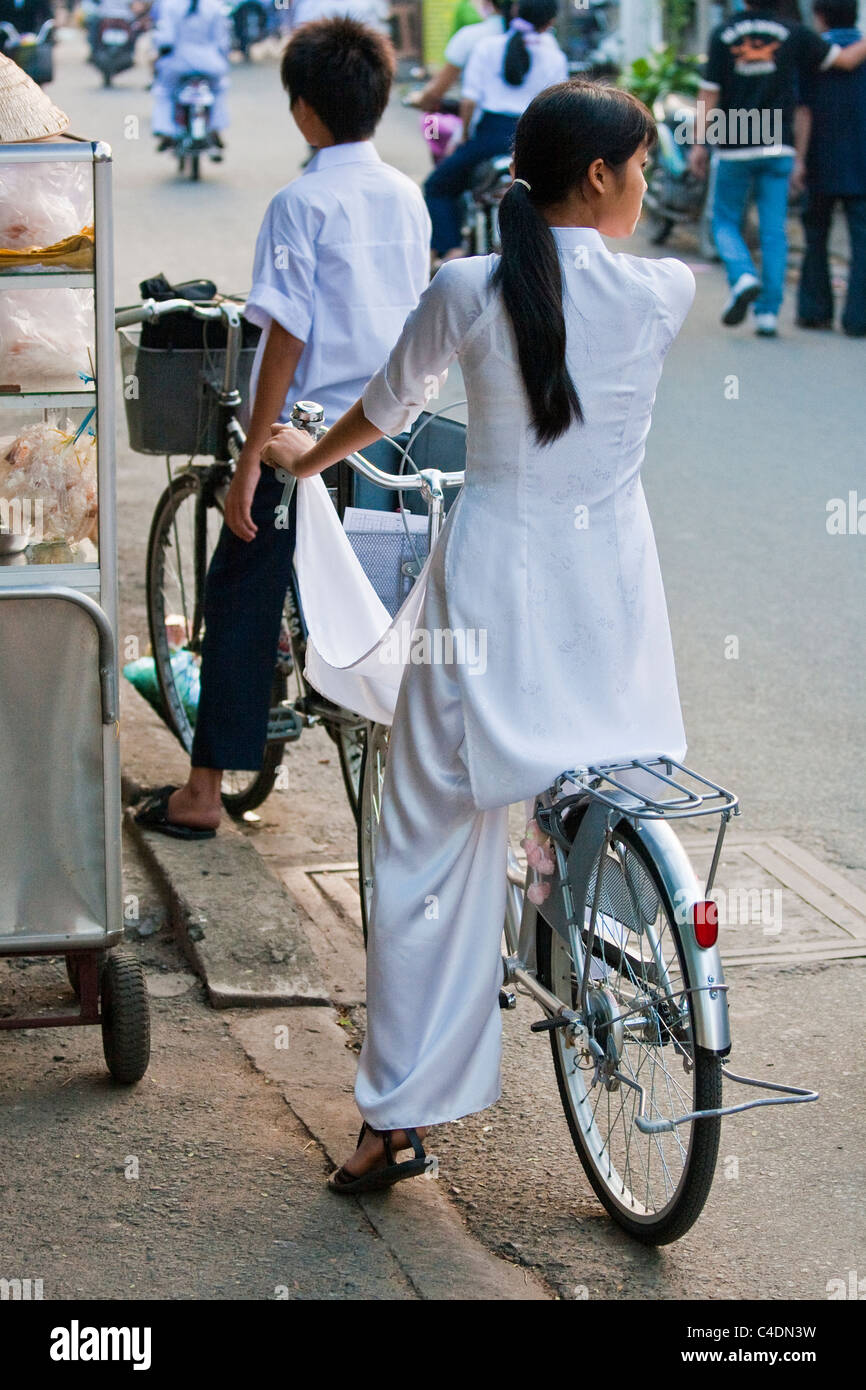 Élève de Ao Dai dress s'arrête à food Banque D'Images