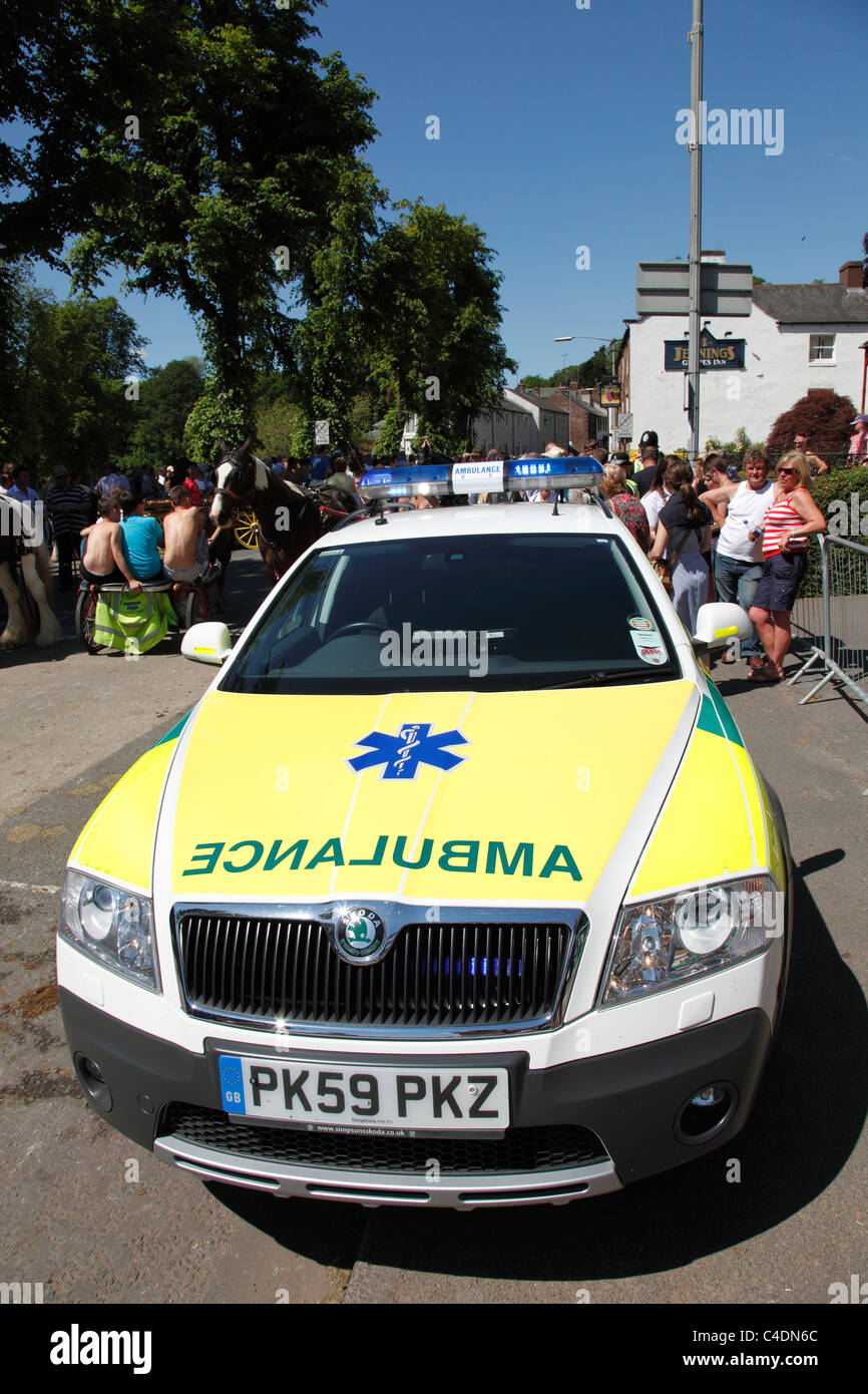 Une ambulance répondant à une situation d'urgence au Royaume-Uni. Banque D'Images
