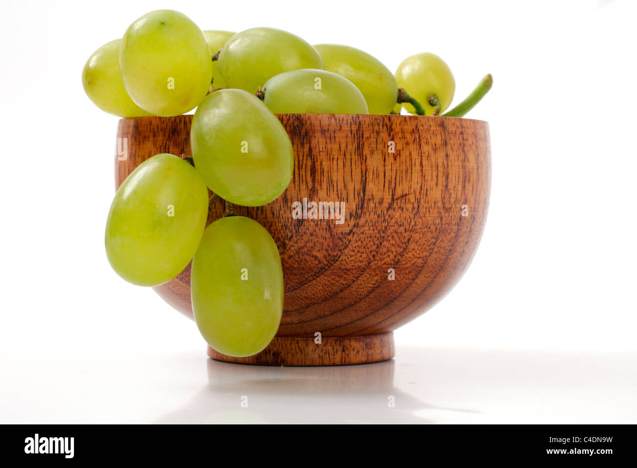 Dans une tasse de raisins en bois, plus de blanc, isolé studio Banque D'Images