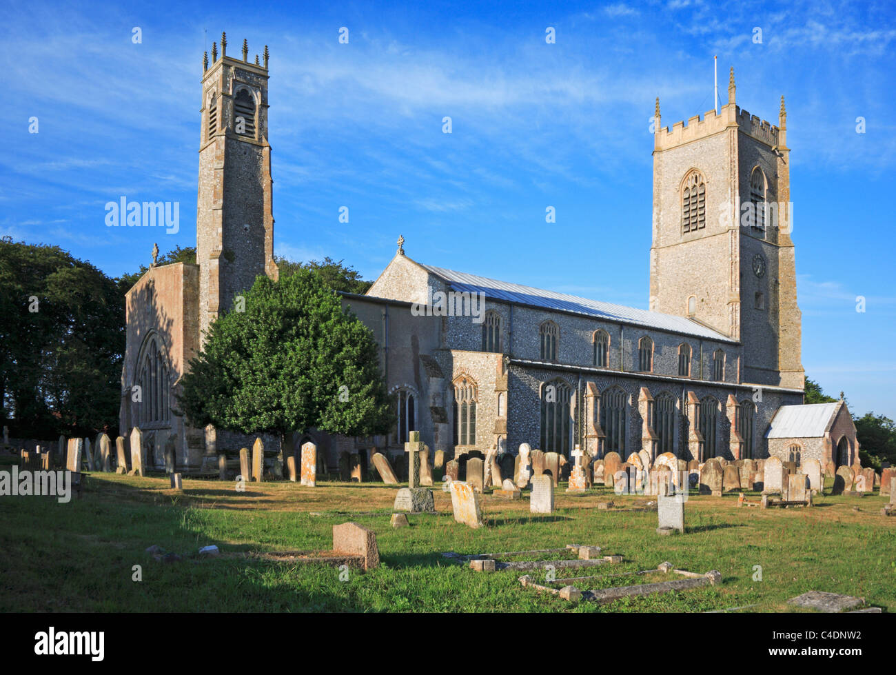 L'église de St Nicolas avec ses deux tours à Blakeney, Norfolk, Angleterre, Royaume-Uni. Banque D'Images