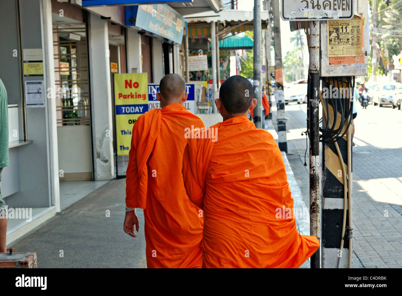 Deux moines bouddhistes, marcher dans les rues de Chiang Mai, Thaïlande Banque D'Images