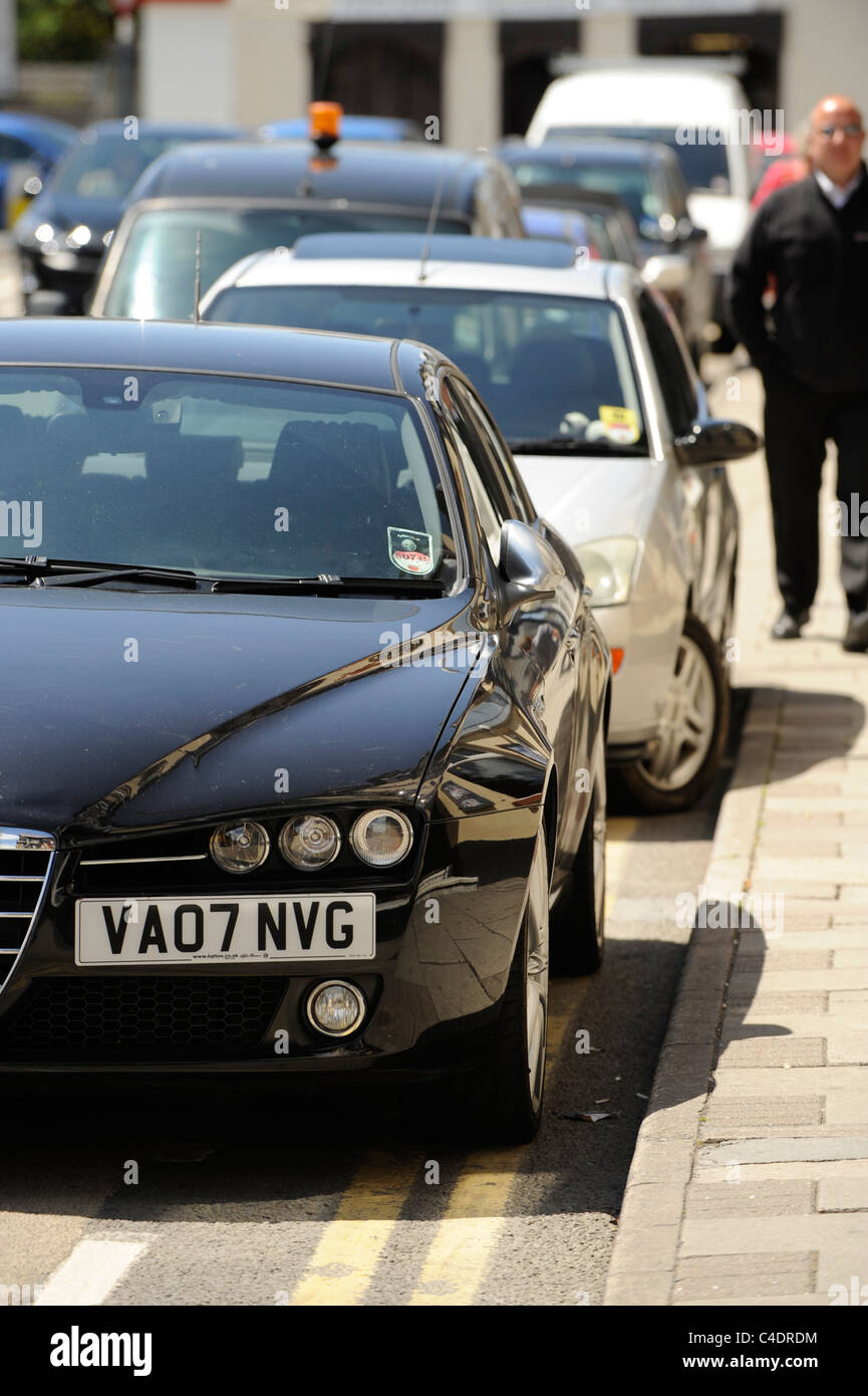 L'ouest du pays de Galles Ceredigion Aberystwyth - 9 juin 2011 - voitures garées sur double lignes jaunes à la suite du retrait des gardiens de la circulation Banque D'Images