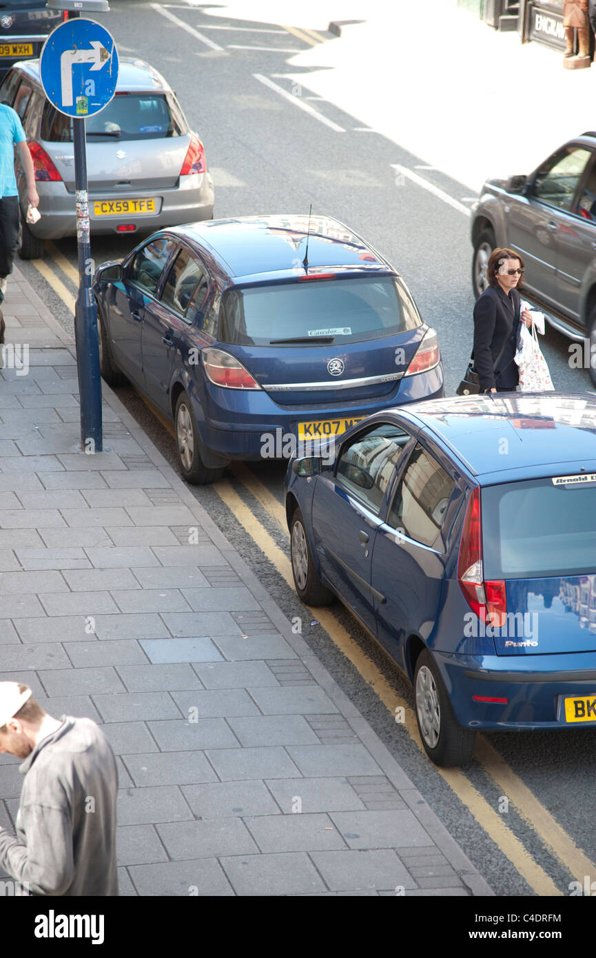 L'ouest du pays de Galles Ceredigion Aberystwyth - 9 juin 2011 - voitures garées sur double lignes jaunes à la suite du retrait des gardiens de la circulation Banque D'Images