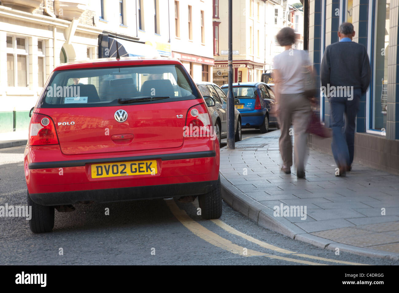 L'ouest du pays de Galles Ceredigion Aberystwyth - 9 juin 2011 - voitures garées sur double lignes jaunes à la suite du retrait des gardiens de la circulation Banque D'Images