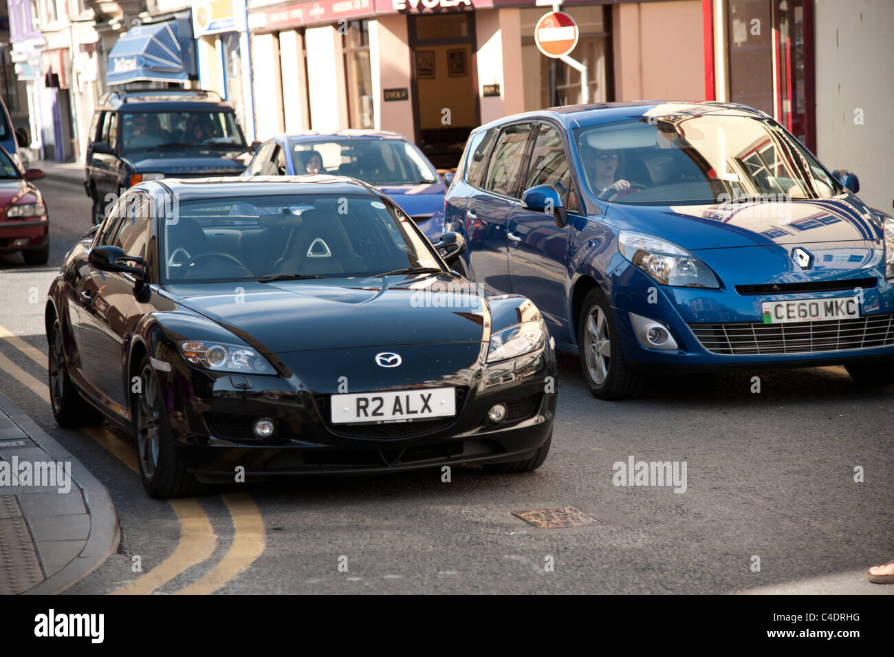 L'ouest du pays de Galles Ceredigion Aberystwyth - 9 juin 2011 - voitures garées sur double lignes jaunes à la suite du retrait des gardiens de la circulation Banque D'Images