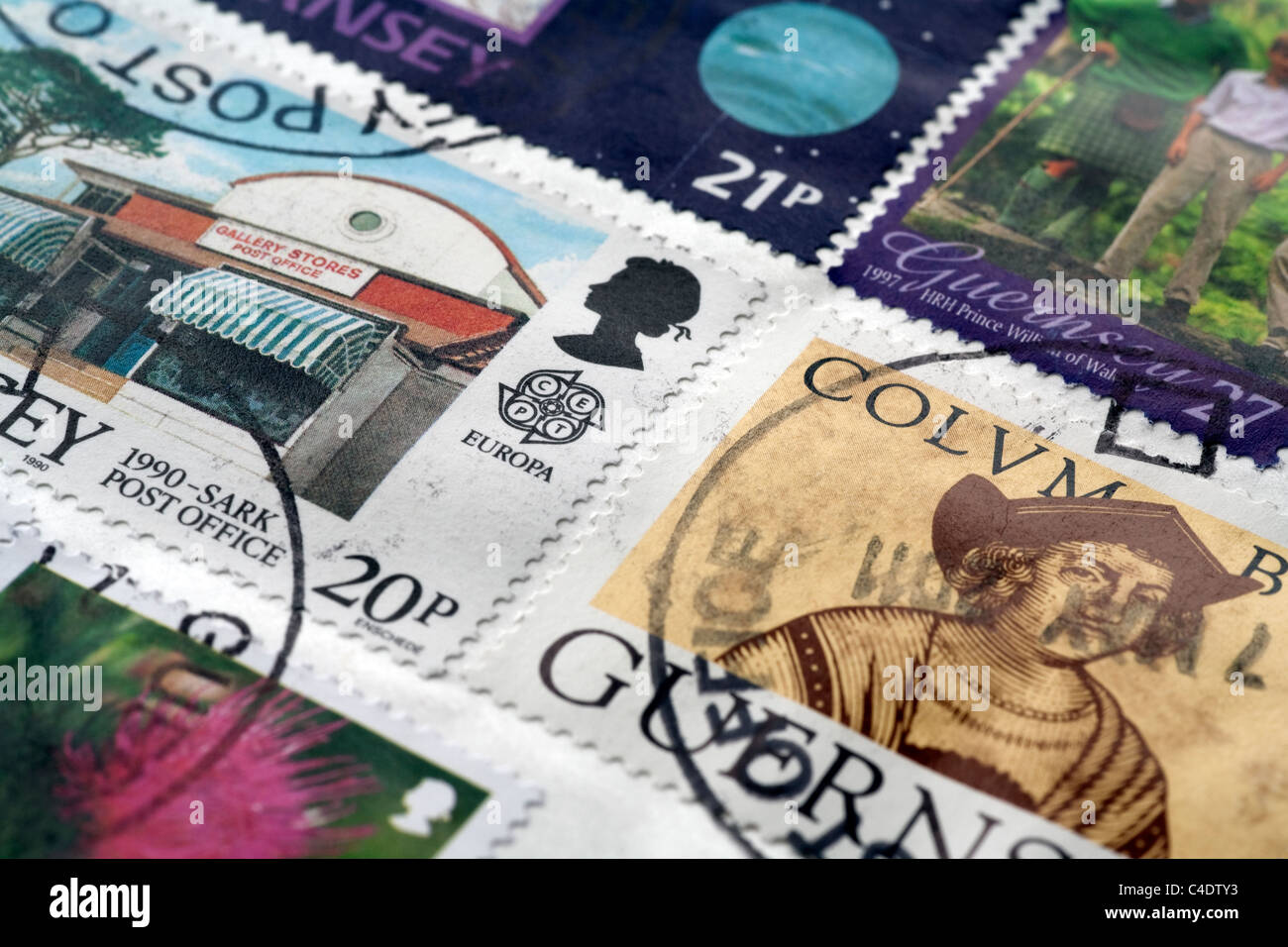 Détail d'un certain nombre de Guernesey timbres-poste sur une enveloppe Banque D'Images