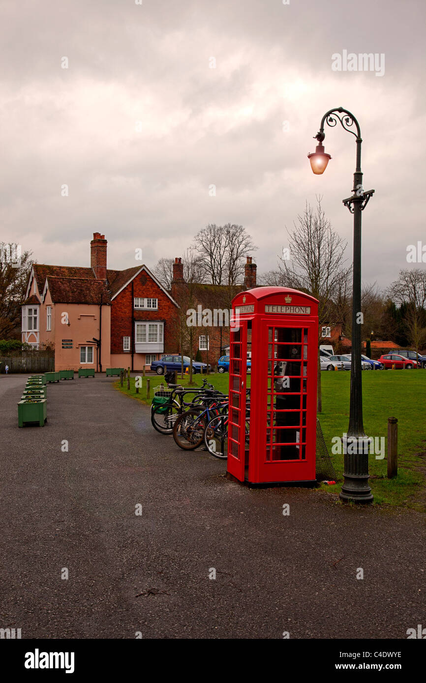 Une boîte de téléphone rouge K6 sur la cathédrale de Salisbury Green, Wiltshire, England, UK Banque D'Images