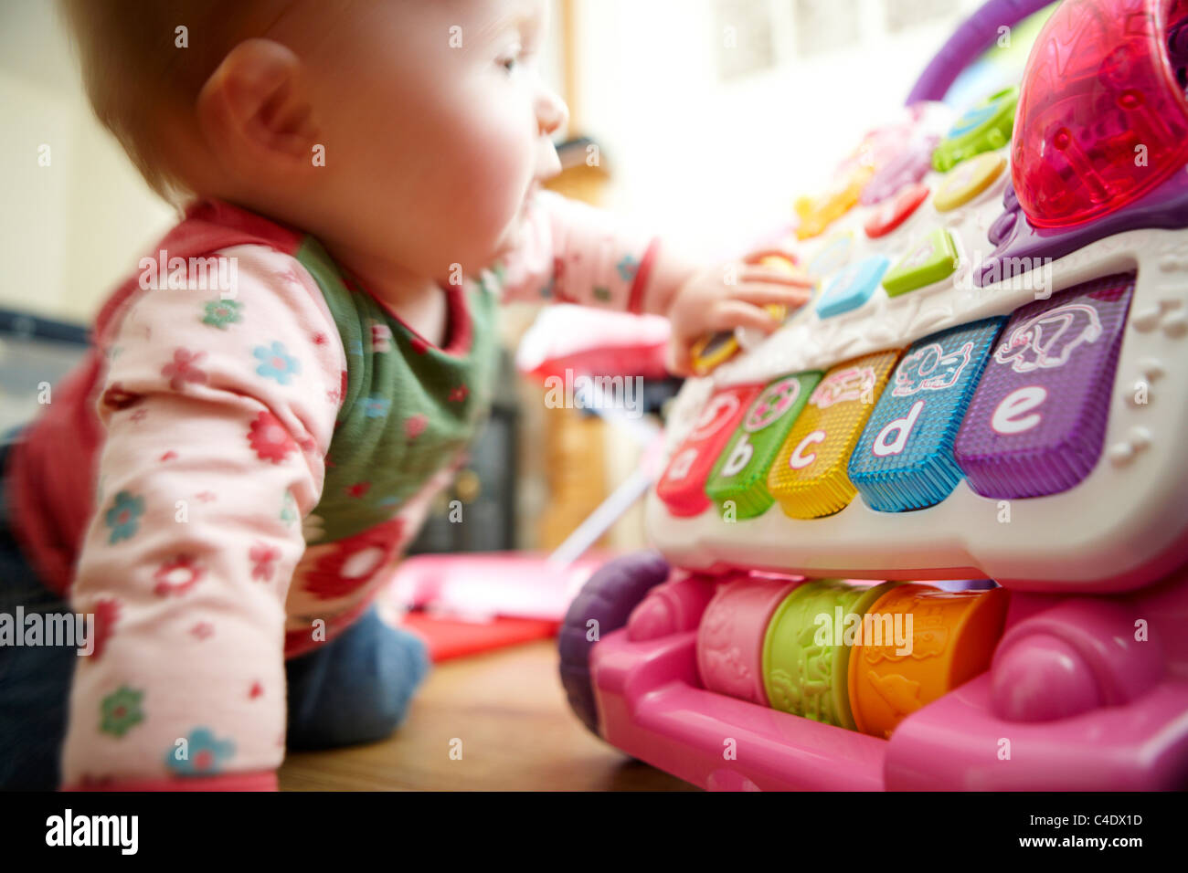8 mois bébé fille jouant avec des jouets Photo Stock - Alamy