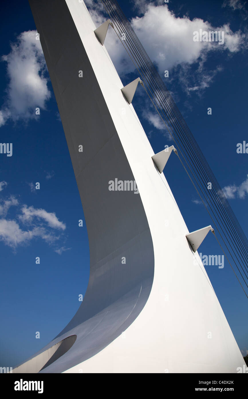 Tour de Sundial Bridge à Turtle Bay, Redding, en Californie. Conçue par Santiago Calatrava. S'étend sur la rivière Sacramento Banque D'Images