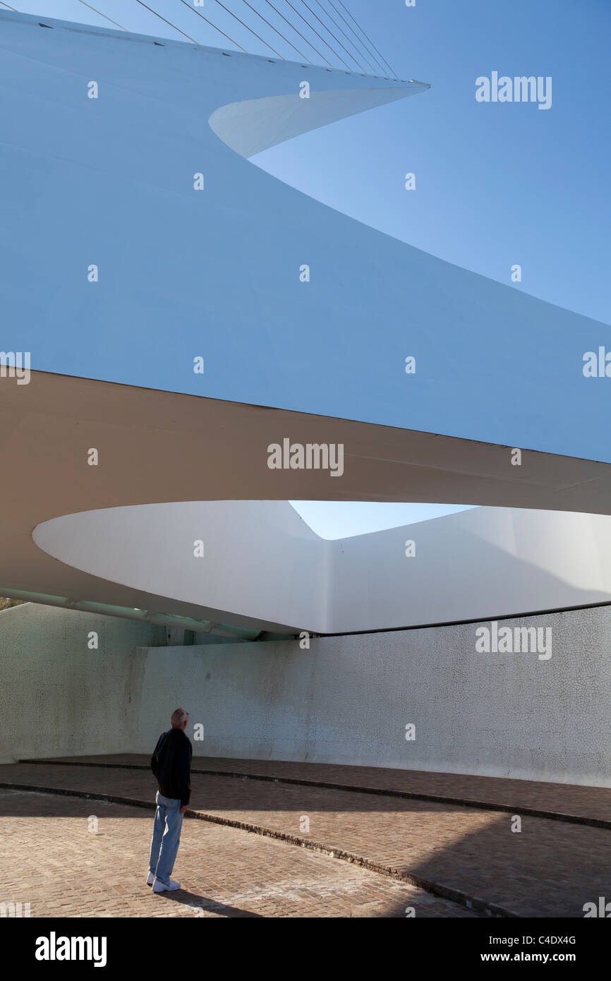 Man looking at Sundial Bridge à Turtle Bay, Redding, en Californie. Conçue par Santiago Calatrava. Banque D'Images