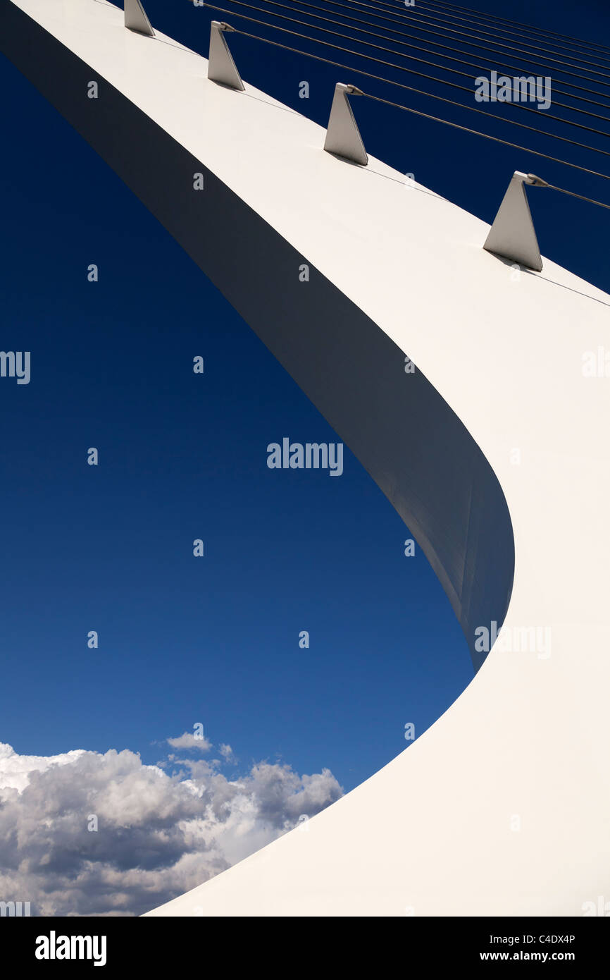 Tour de Sundial Bridge à Turtle Bay, Redding, en Californie. Conçue par Santiago Calatrava. S'étend sur la rivière Sacramento Banque D'Images