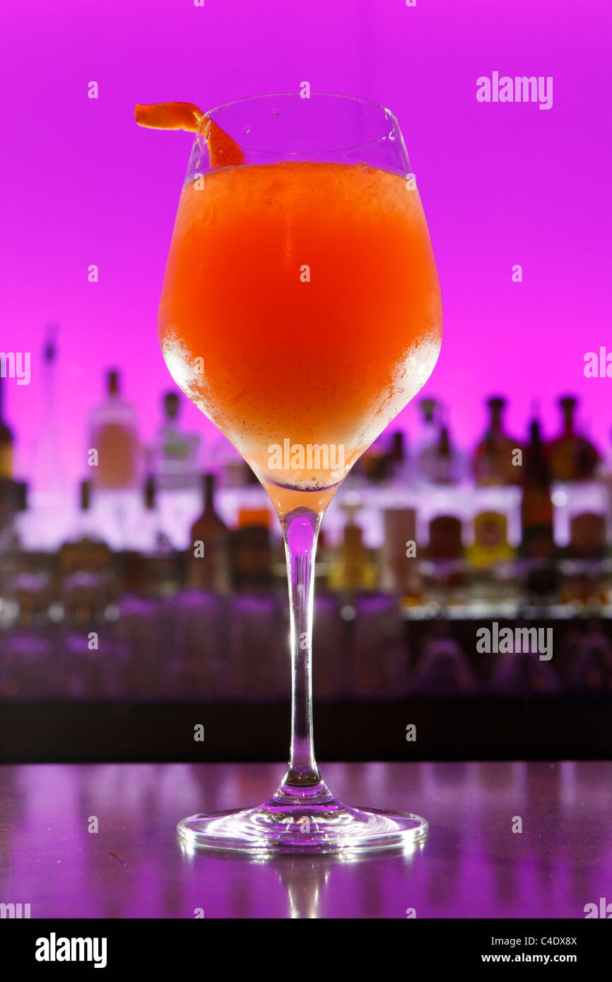 Cocktail dans un verre sur un bar. Bar à cocktails. Banque D'Images