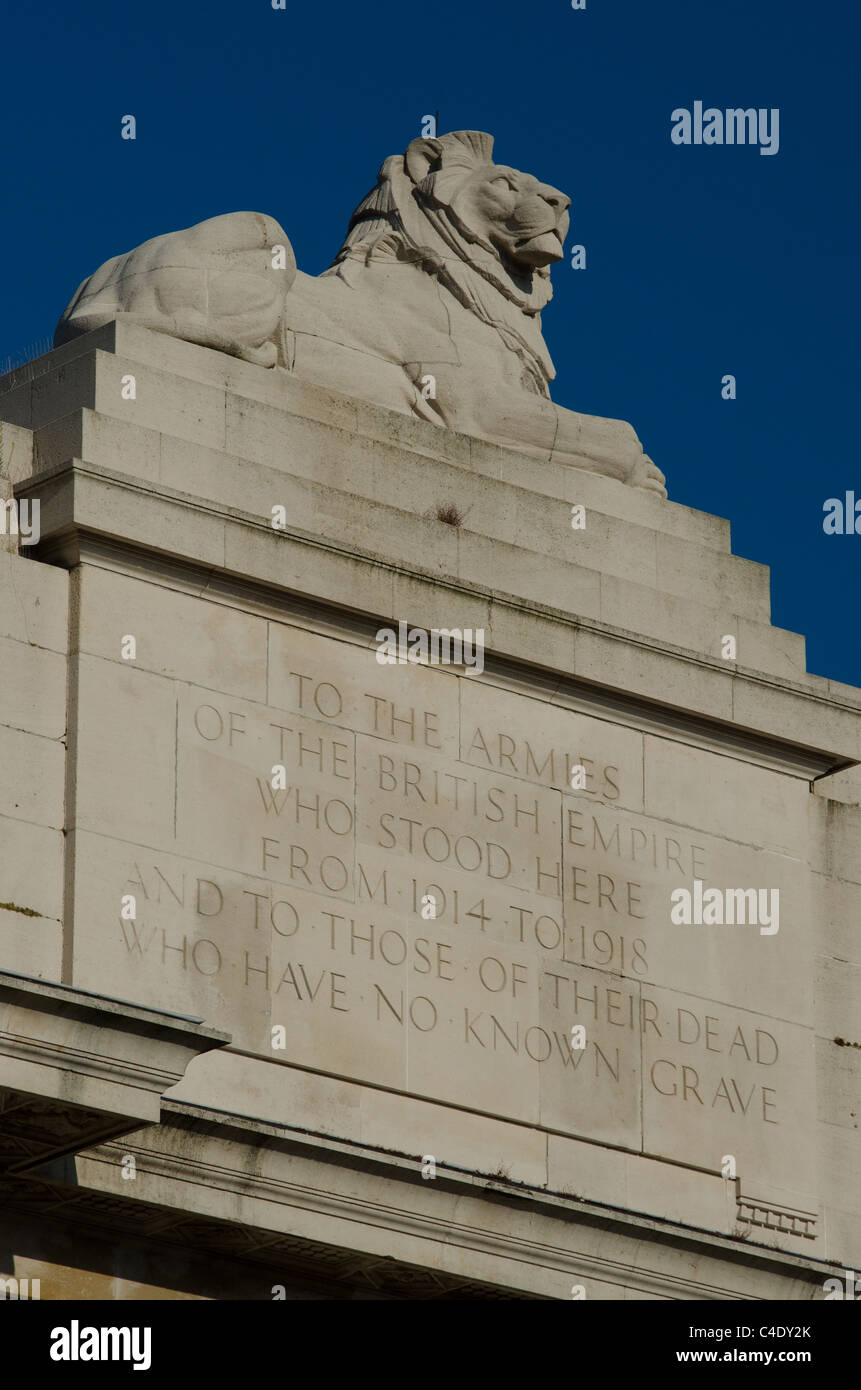 Lion et l'inscription sur le dessus de Porte de Menin mémorial aux disparus, Ypres, Flandre Banque D'Images