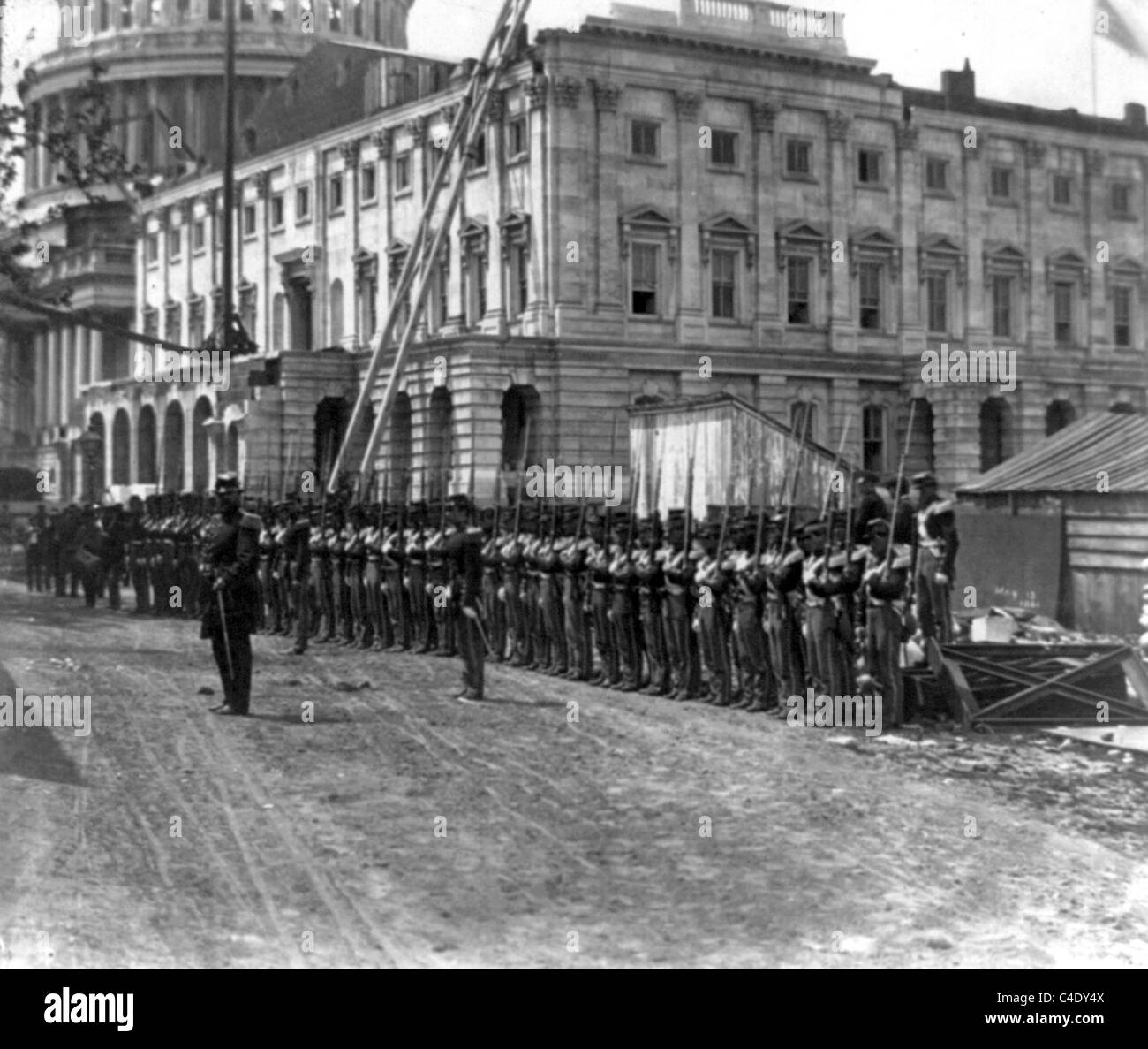 Les soldats de l'Union avec des fusils à l'attention devant le Capitole. Banque D'Images