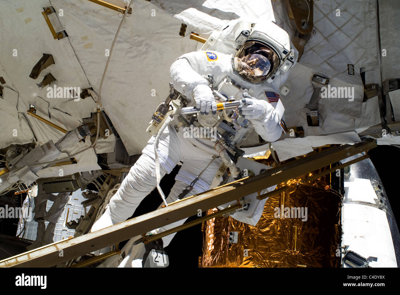 L'astronaute de la NASA Alvin Drew travaille sur la Station spatiale internationale. Banque D'Images