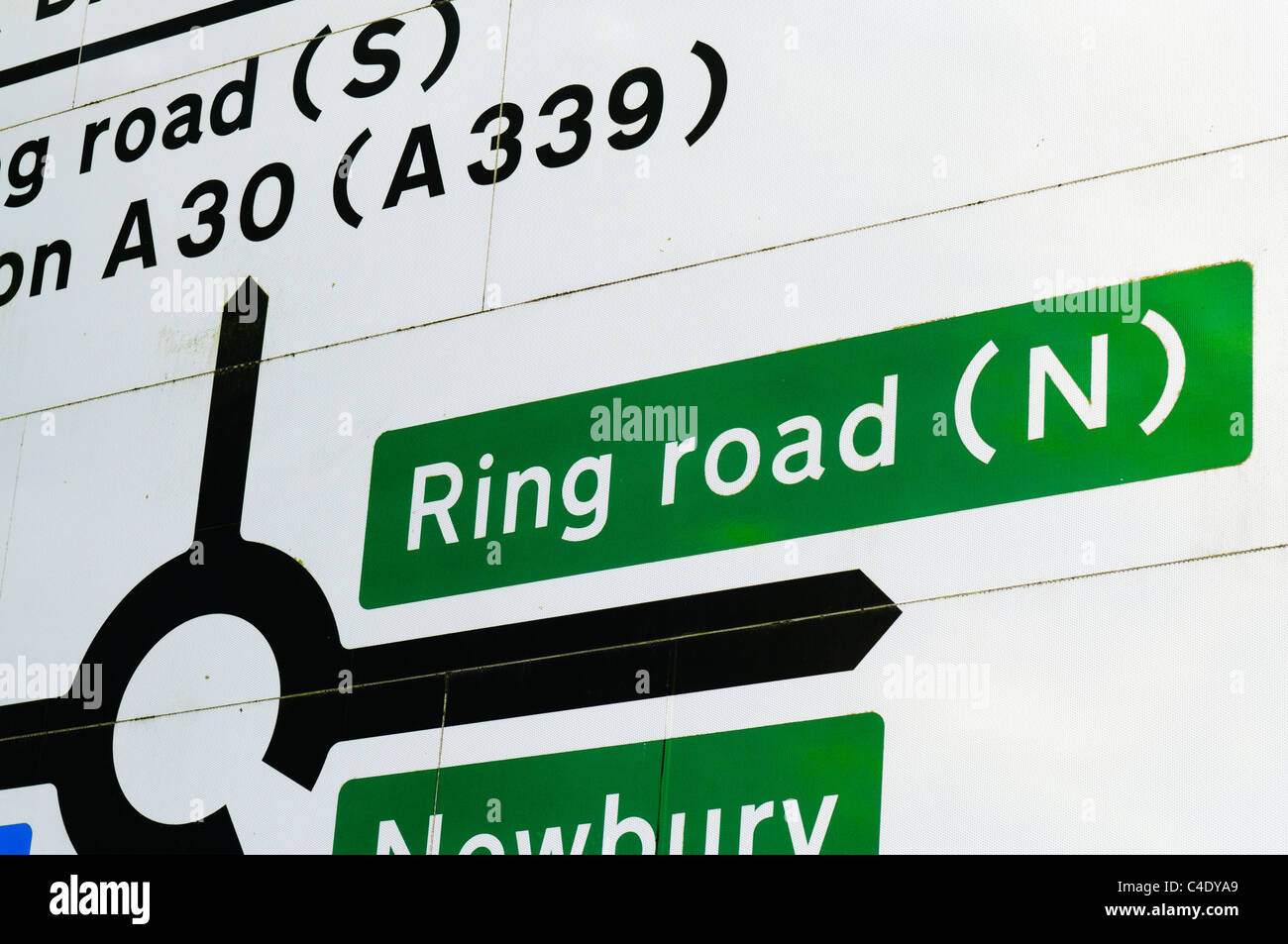 Panneau routier indiquant la direction de Ring Road à partir d'un rond-point Banque D'Images