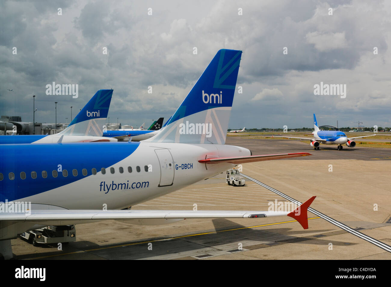 Nombre de BMI (British Midland International) des aéronefs à l'aéroport de Londres Heathrow. L'IMC a été achetée par British Airways en 2012 Banque D'Images