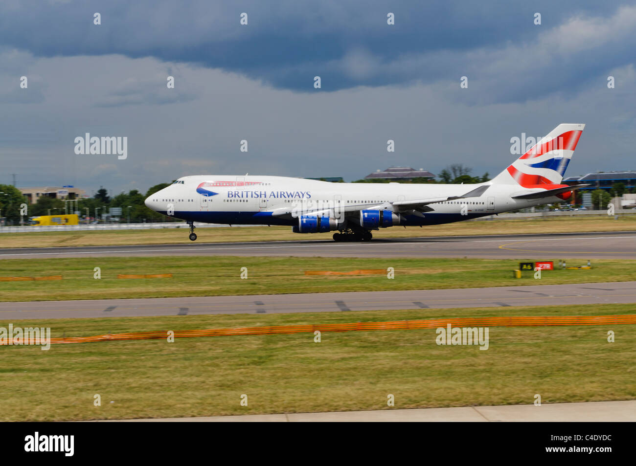 747 de British Airways à l'atterrissage sur la piste à l'aéroport de Londres Heathrow Banque D'Images