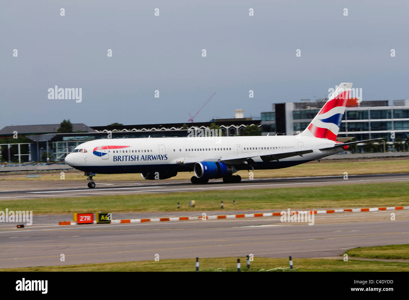 British Airways 757 avion atterrit sur la piste à Heathrow Banque D'Images