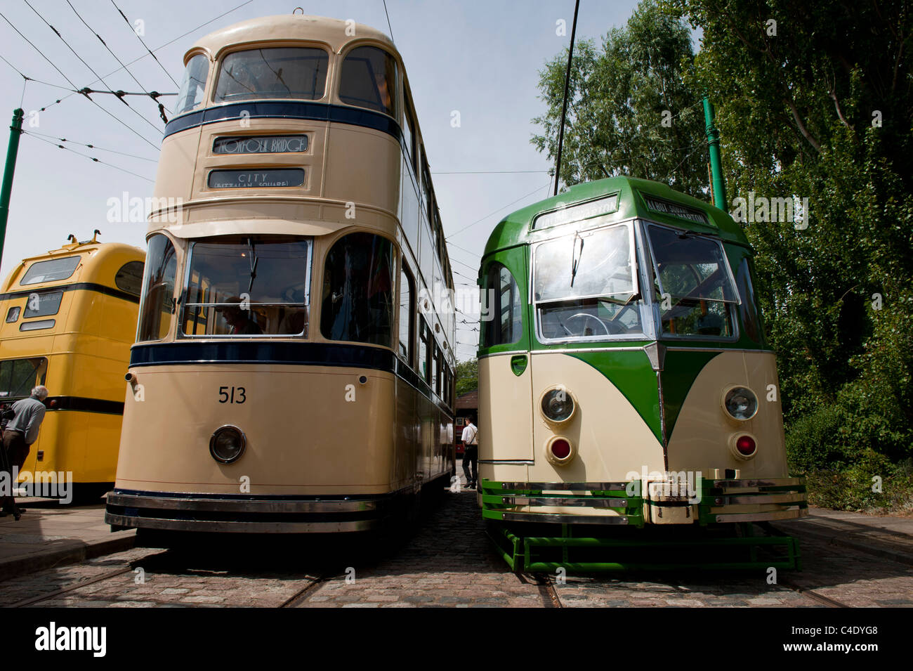 En attente de l'arrêt de tramway UK vintage transport Banque D'Images