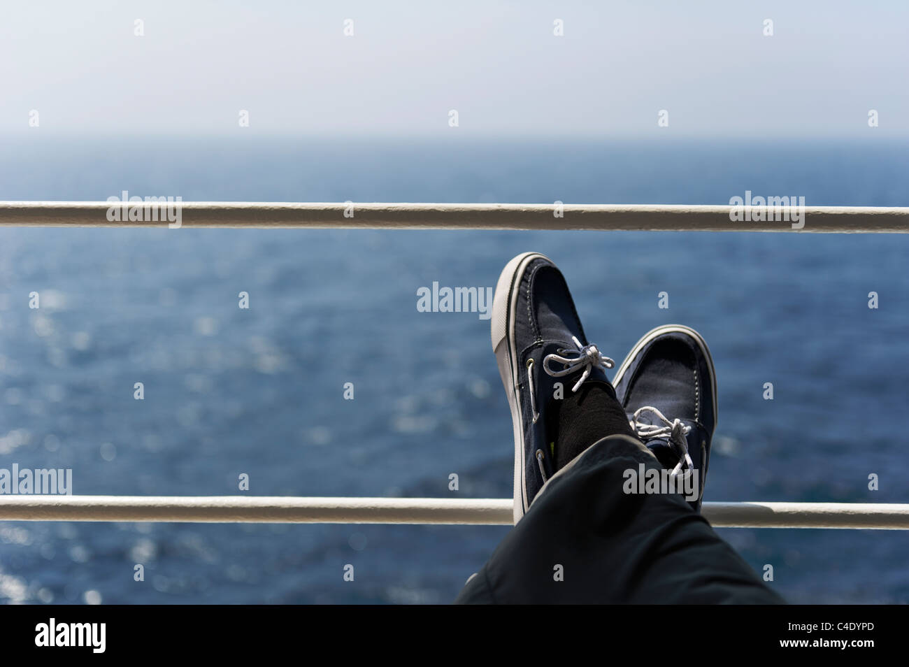 Détente sur le pont supérieur sur le Queen Mary 2 Lors de traversée transatlantique vers New York. Banque D'Images
